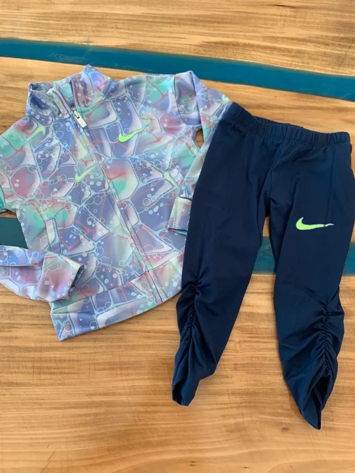 Survêtement Nike taille 3/4 ans