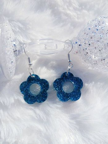 Boucles d'oreilles fleurs bleu pailleté 
