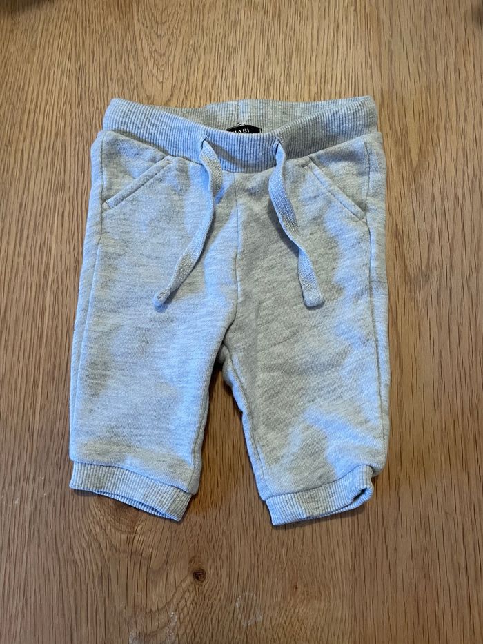 Lot de 2 t-shirt et un jogging taille 1 mois - photo numéro 4