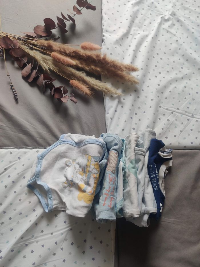 Lot bodies garçon 1/3/6 mois - photo numéro 7