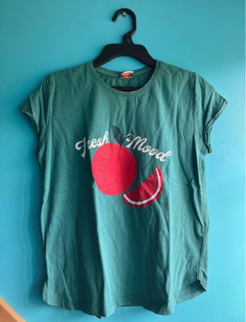 T-shirt vert, tape à l’œil 14 ans