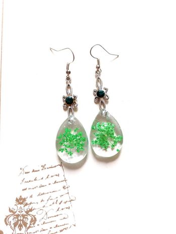 Magnifique paire de boucles d'oreilles en résine