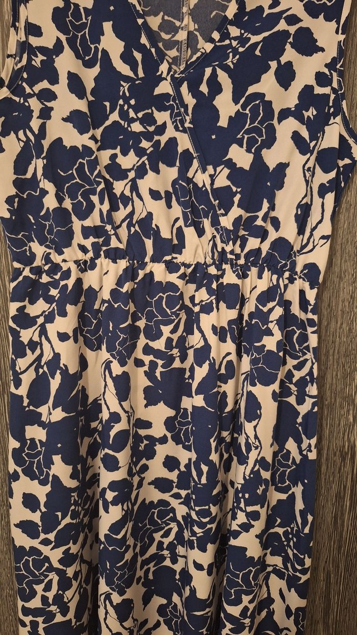 Robe longue fleurie blanche et bleue sans manches - photo numéro 4