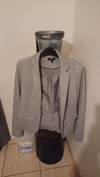 Veste courte femme jennyfer s très bon  état grise