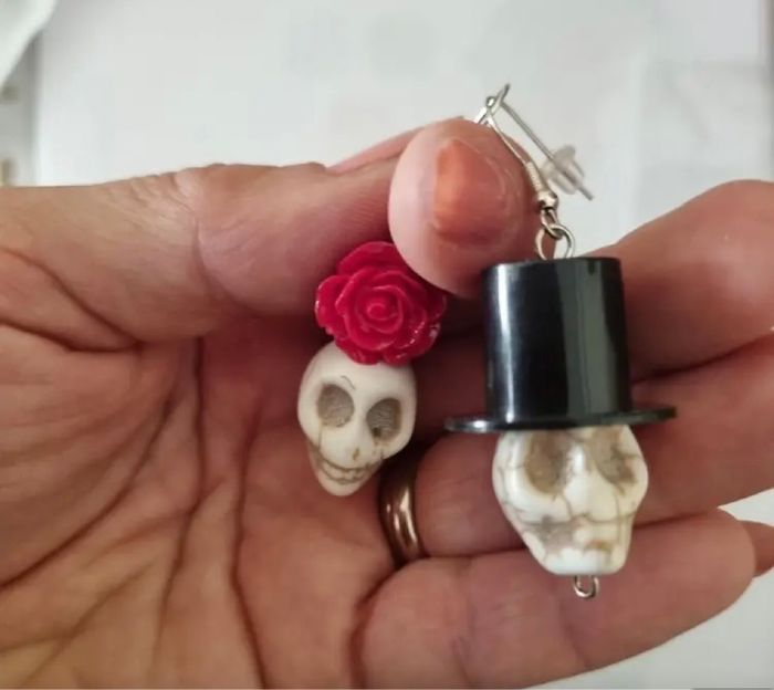 Boucles d’oreilles pendantes NEUVES pour femme forme tête de mort, squelette couleurs rouge et noir - photo numéro 3
