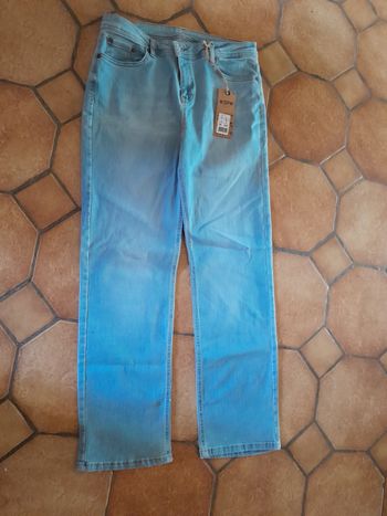 Très beau Jean taille 46 moulant neuf avec etiquette