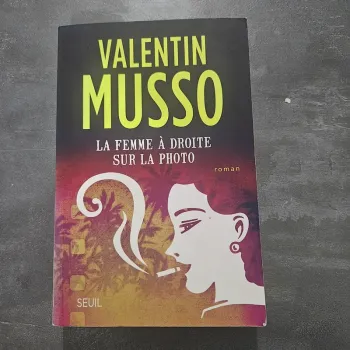 Livre la femme à droite sur la photo