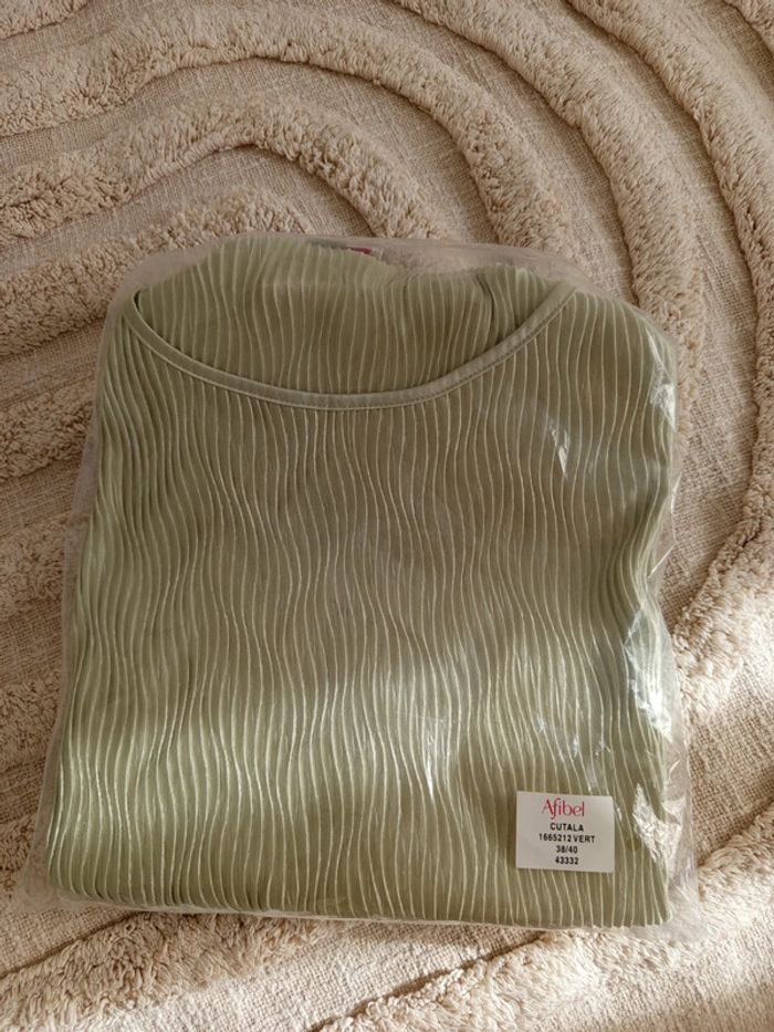 Top court plissé satiné Vert Afibel Cutala taille 38 / 40 neuf - photo numéro 6