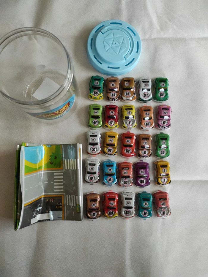 Lot 25 mini véhicules rétro friction+tapis