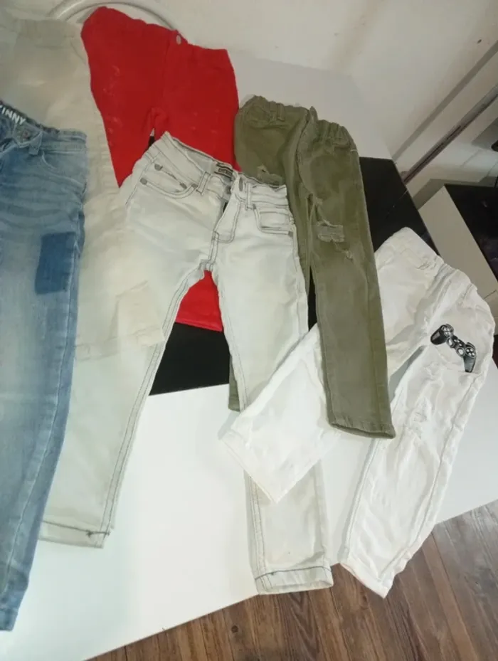 Lot de jeans et pantalons 4 ans - photo numéro 3