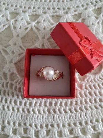 Bague avec perle blanche et strass, couleur dorée, taille 60