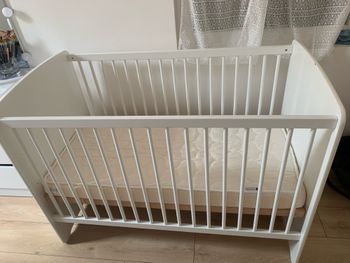 Lit à barreau et matelas