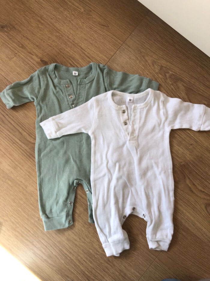 Lot de deux grenouillères / combinaison en coton