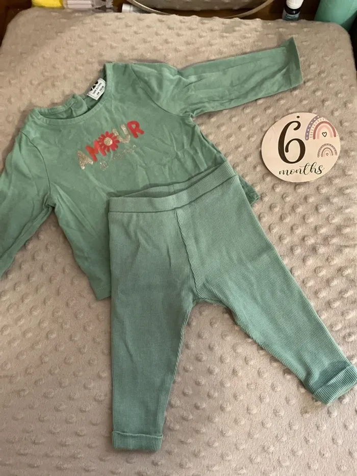 Joli ensemble tape à l’œil taille six mois