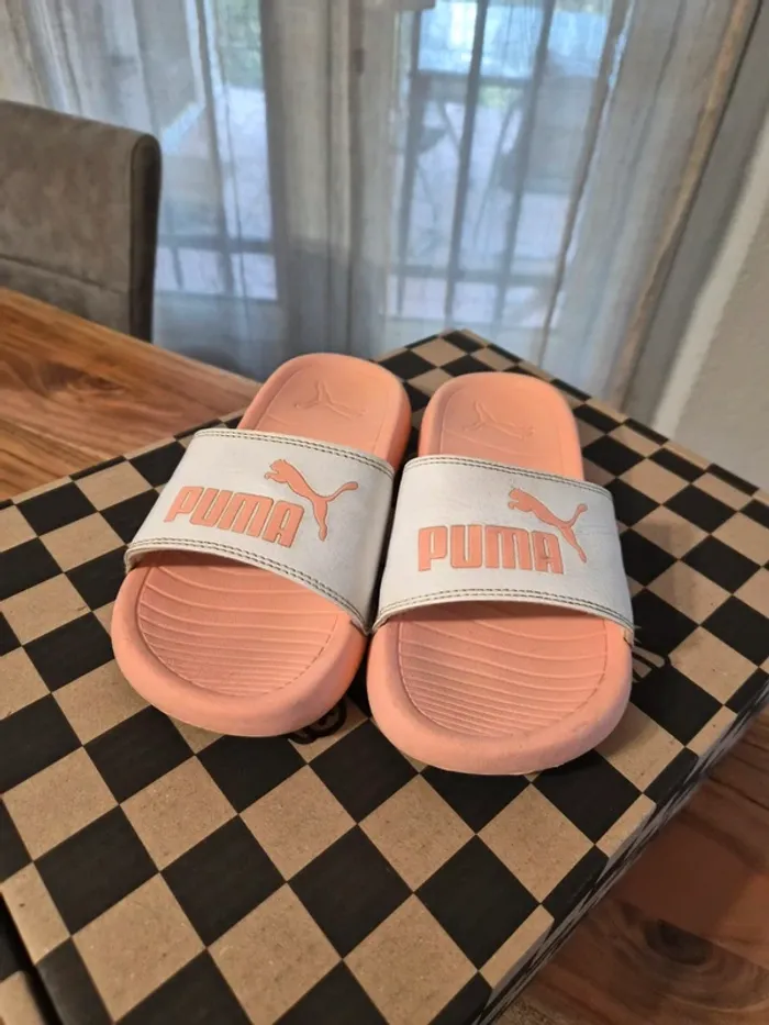 Claquettes PUMA rose corail/blanc T35.5 d'occasion - Sandales sport TBE - photo numéro 2