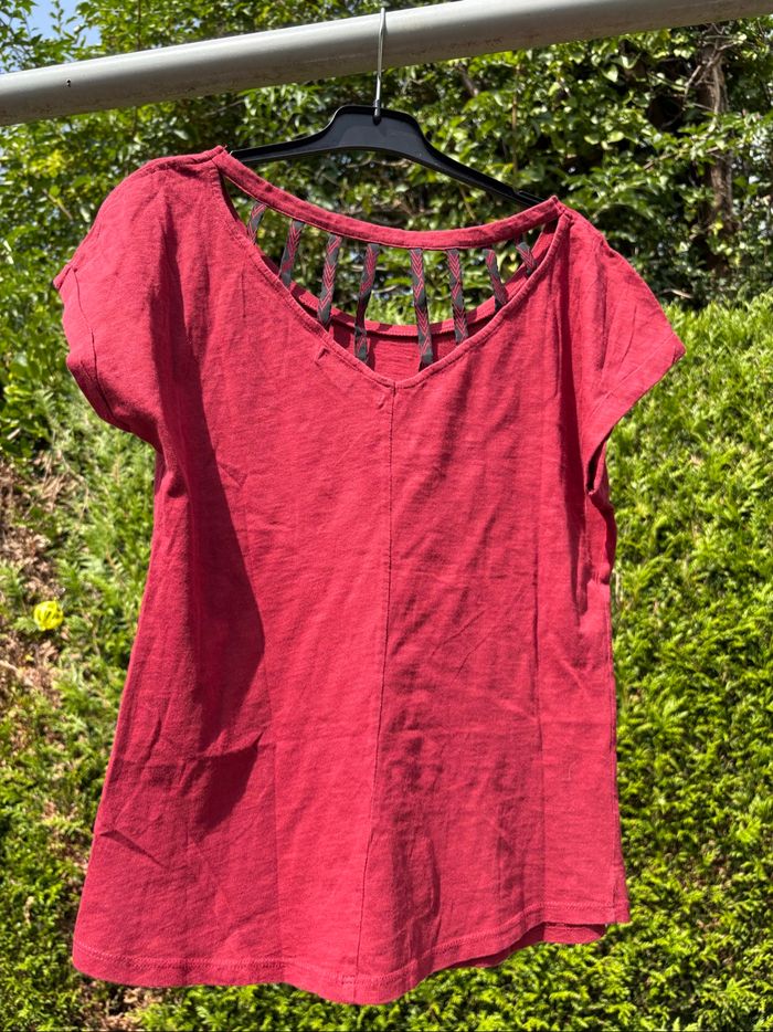 T-shirt bordeaux col à détail ajouré à l’arrière – Marque Bershka - photo numéro 2