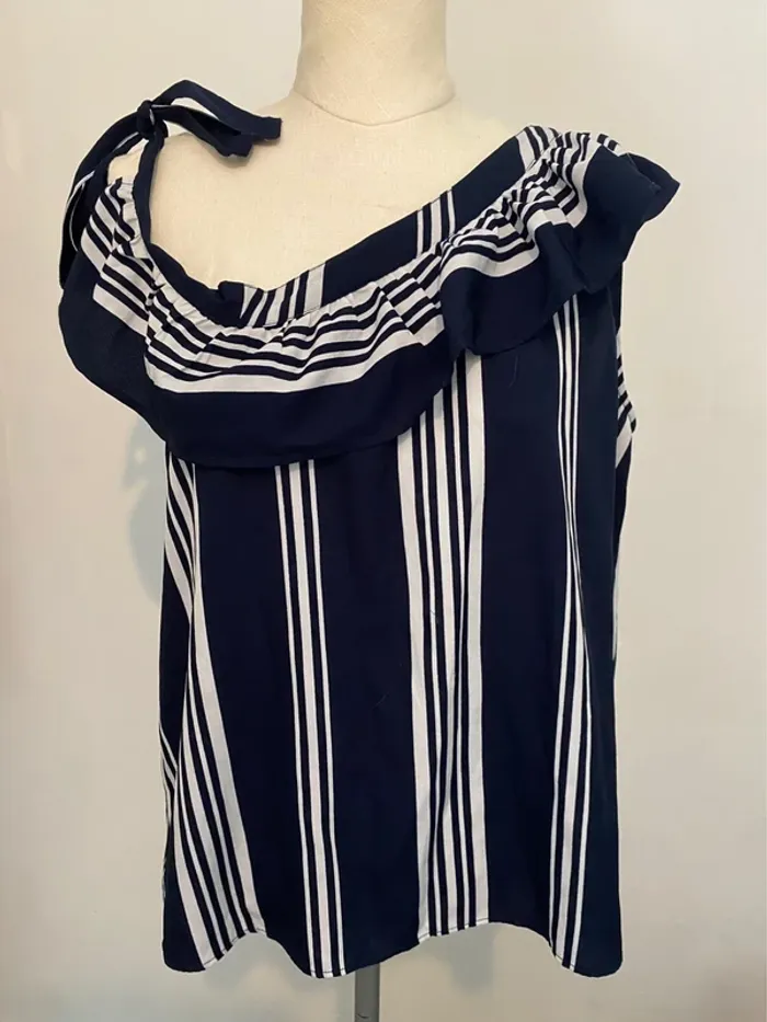 Top asymétrique rayé – ONLY – Taille 40