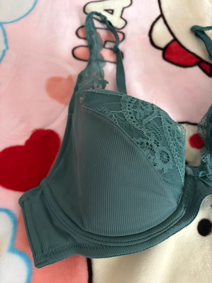 Soutien gorge vert - photo numéro 2