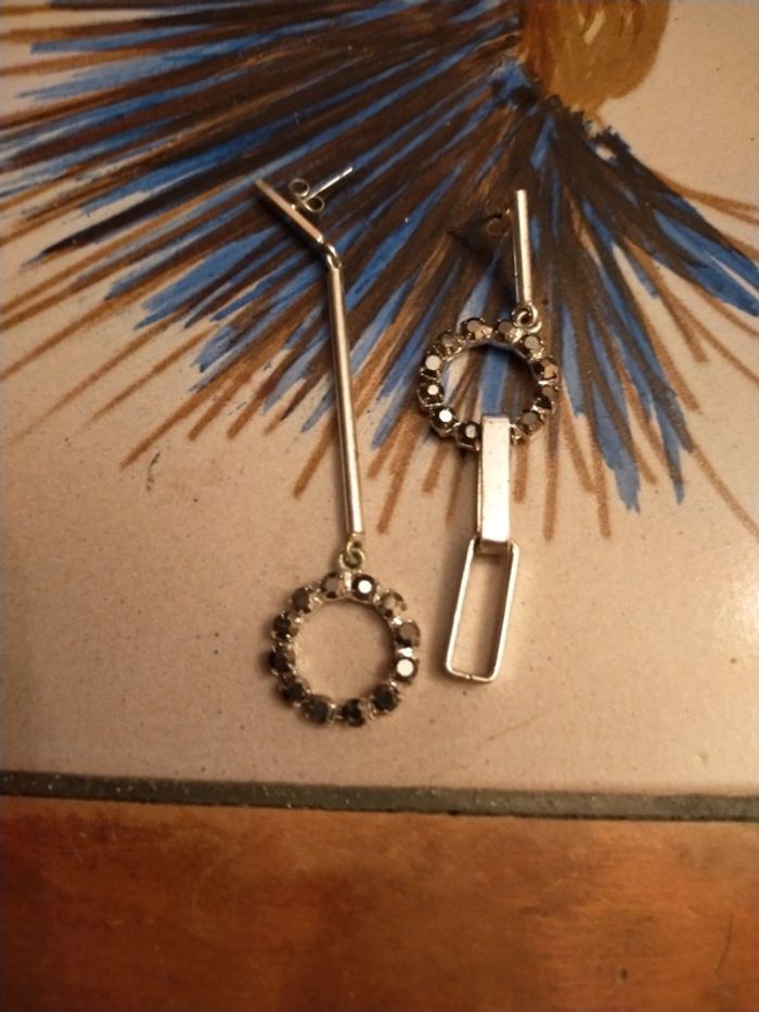 Jolie paire de boucles d'oreilles dépareillées - photo numéro 3