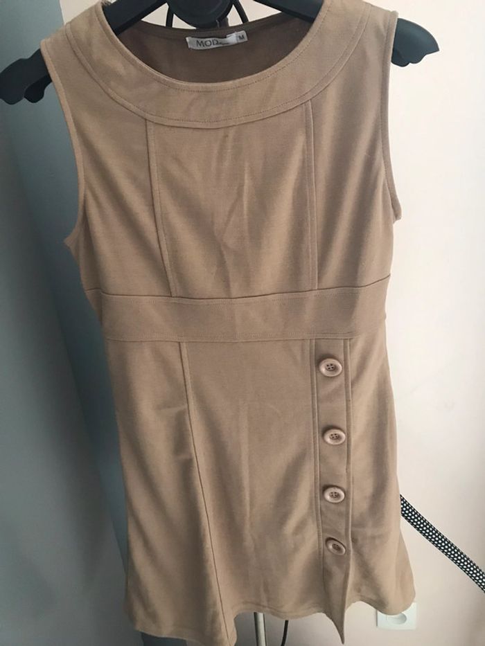 Robe sans manches avec gros boutons