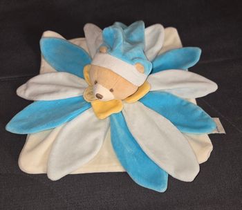 Doudou et compagnie ours carré plat - Pétales bleu