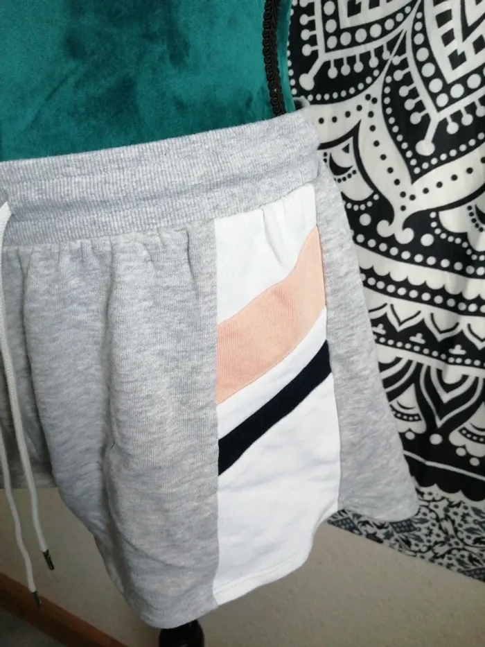 Short gris avec poche à l'arrière et écusson girls / undiz / (L) - photo numéro 3