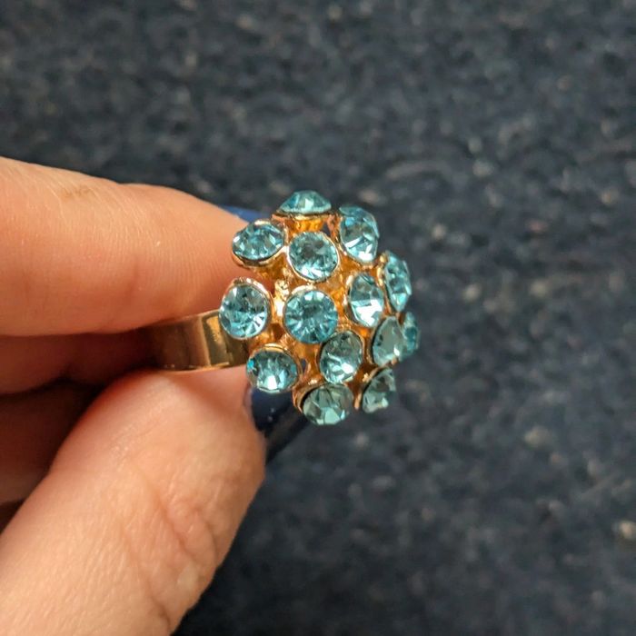 Bague fantaisie avec des strass - photo numéro 2
