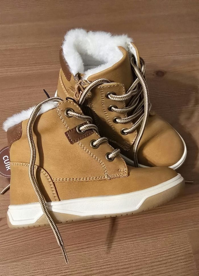 NEUVES  (non portées) 🏷😍🤩superbes bottines fourrées garçon pointure 24🤎🤎💙💙 - photo numéro 2