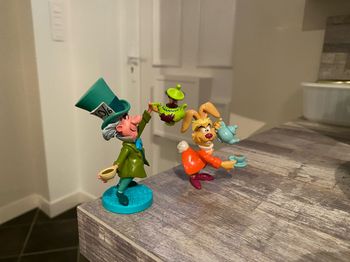 Figurine lièvre et  chapelier fou Alice au pays des merveilles disney