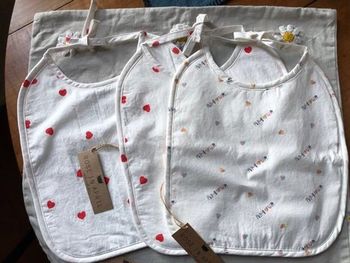 Lot 3 bavoirs Rose in April NEUF étiquettes – 1 “Amour” + 2 cœurs