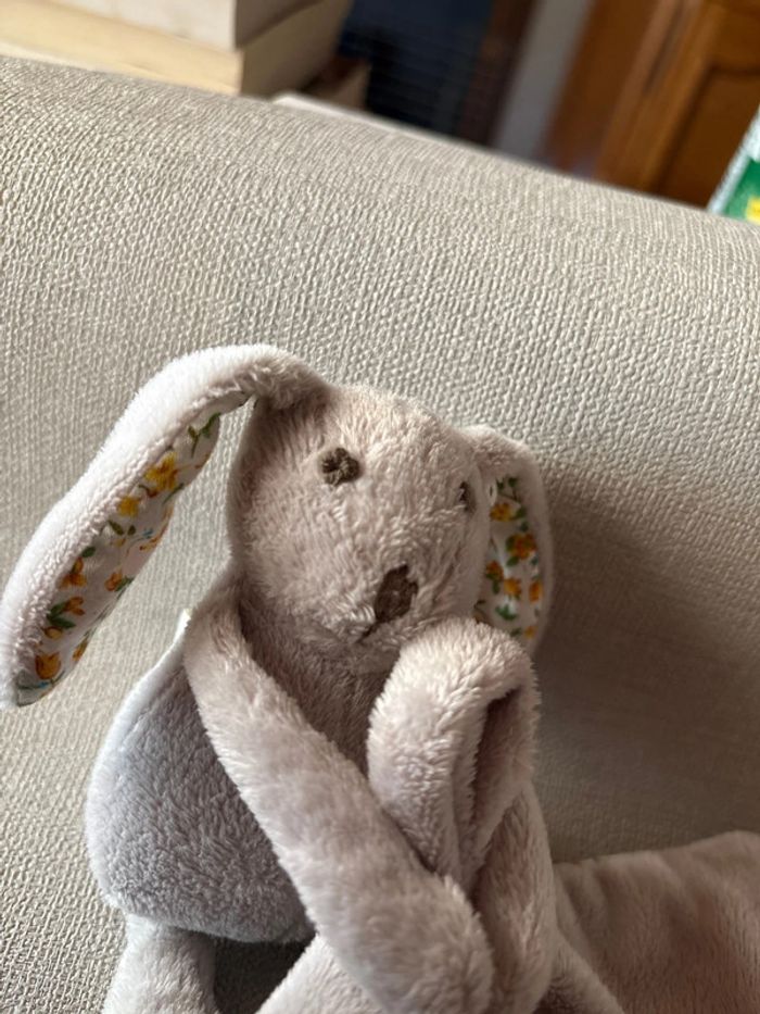 Doudou  Zara Home petit lapin 🐰 gris  oreilles florales avec mouchoir - photo numéro 3