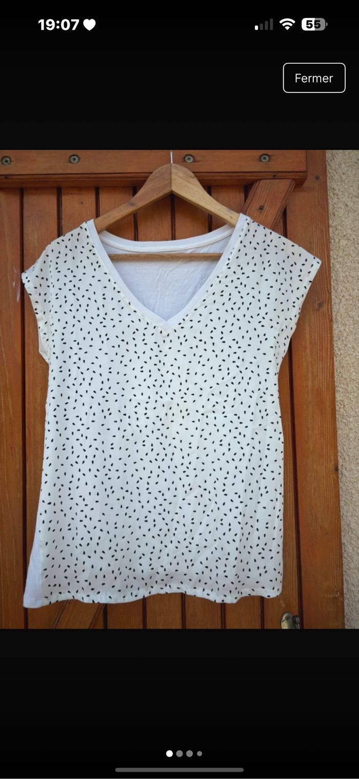 T-shirt blanc à motif noir/bleu marine