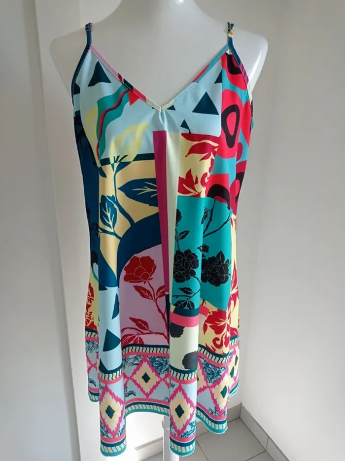 Robe d'été colorée imprimé fantaisie rose et feuilles fines bretelles - photo numéro 2