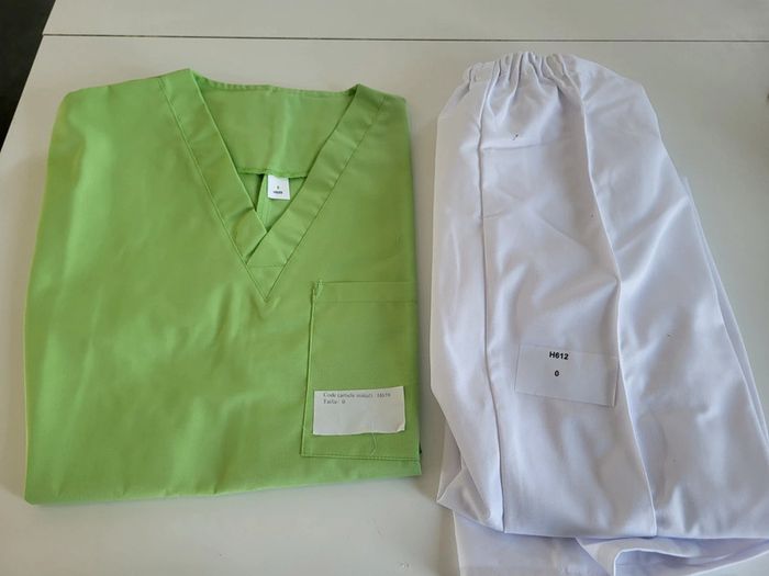 Blouse médicale + pantalon pour infirmière aide soignant en S neuf 🏷