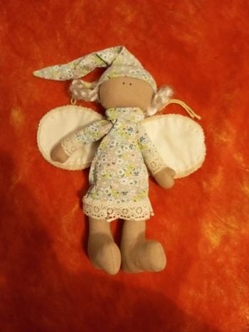 Jolie poupée peut être artisanale faite main