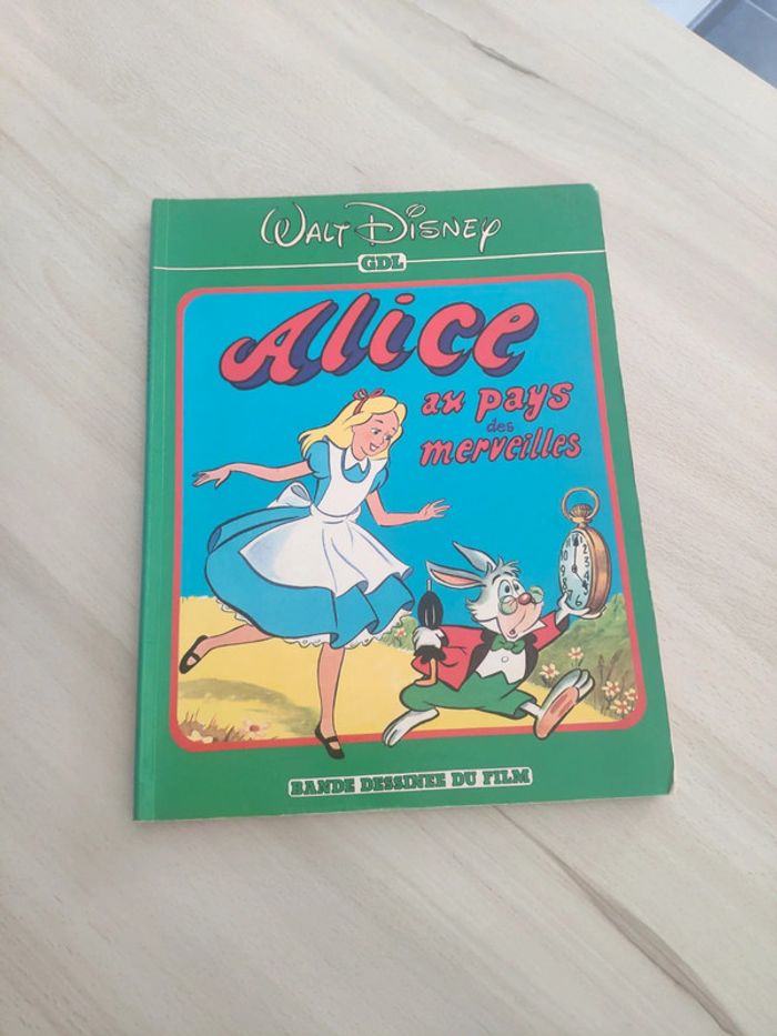 Livre Alice au pays des merveilles bande dessinée du film Walt Disney GDL vintage