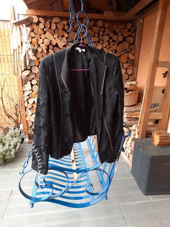 Veste Jacqueline Riu tissu fleurs dentelle et manches à lacets