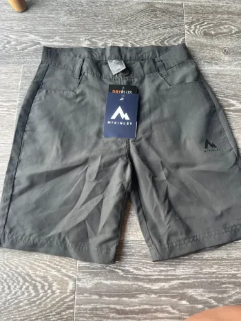 Short avec etiquette neuf 8 ans McKinley
