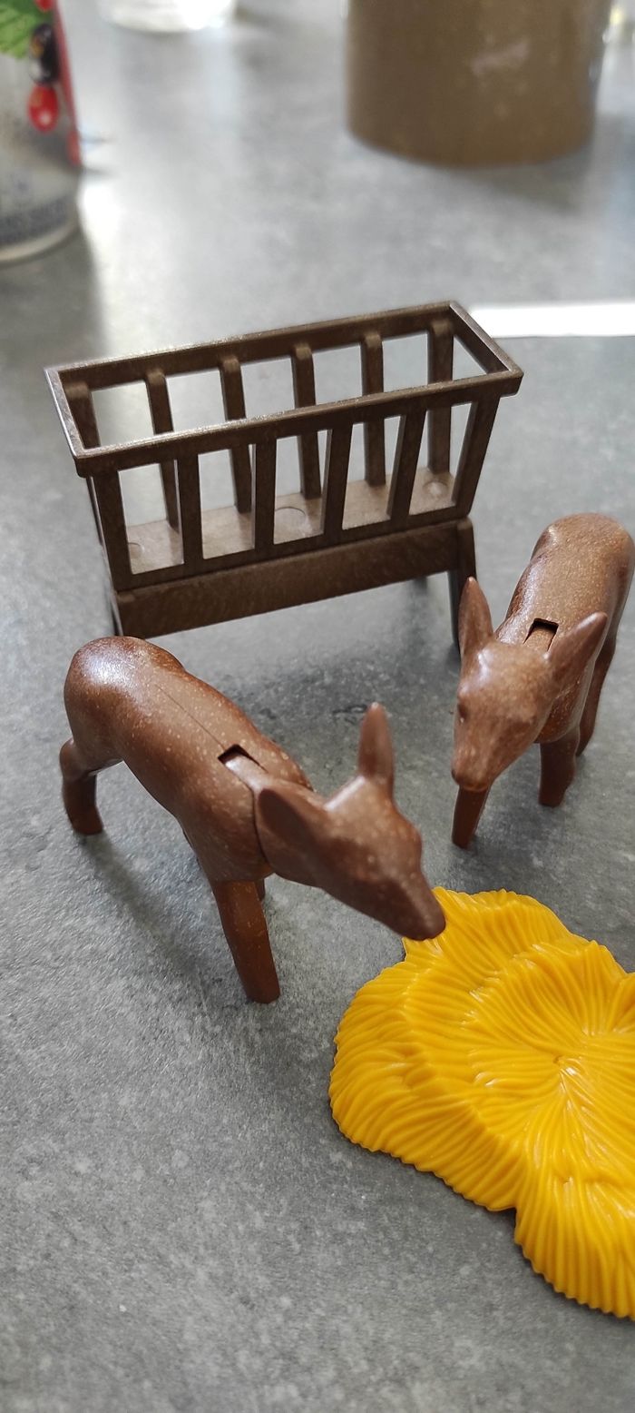 (B32) Playmobil famille cerf/biches/faon avec paille - photo numéro 2