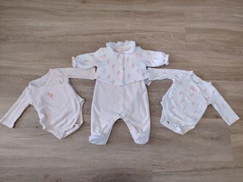 Pyjama et lots de deux bodies