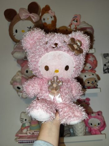 peluche doudou hello kitty sanrio ours ourson rose fluffy poils bouclés fleurs dorées ruban