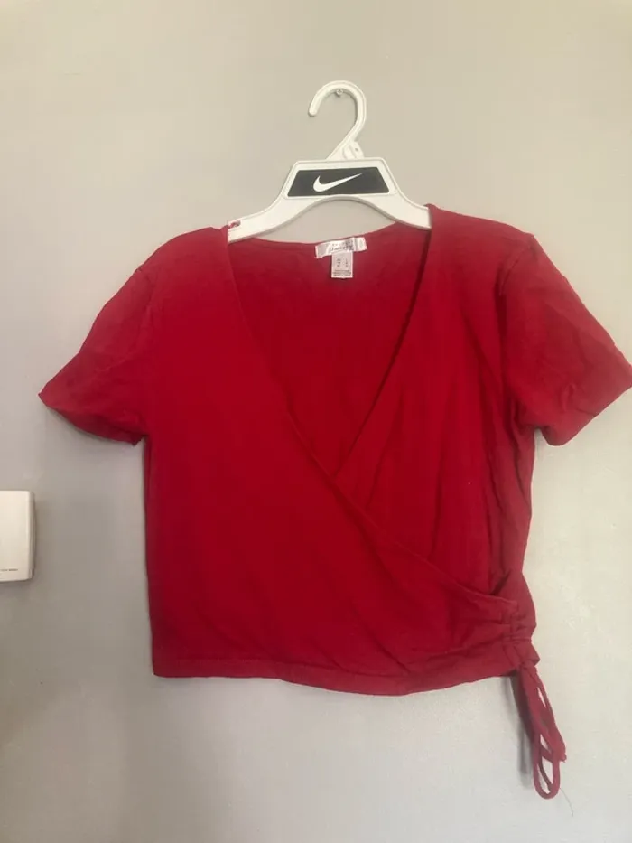 Top rouge croisé Streetwear Society – Taille L – décolleté en V, ajustable côté gauc