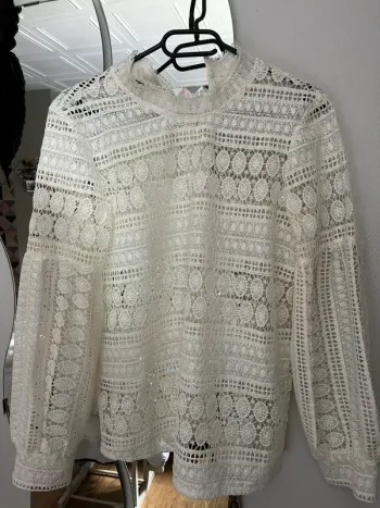 Blouse en dentelle blanche