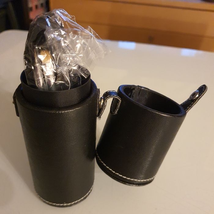 Etui de maquillage noir avec ses pinceaux - photo numéro 1