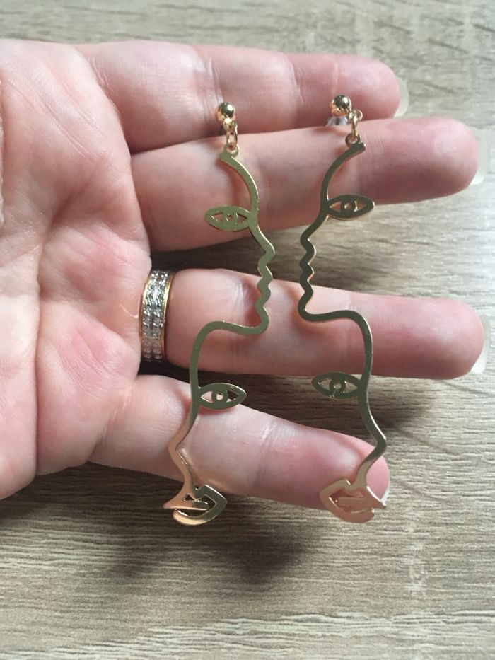 Boucles d’oreilles NEUVES pour femme en forme de visage de profil. - photo numéro 2
