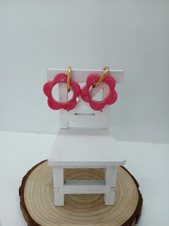 Boucles d'oreilles anneaux grandes fleurs rouges résine