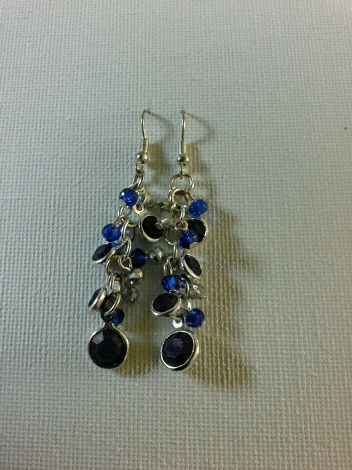 Boucles d'oreilles avec pierres teintes bleu clair, bleu foncé et transparent