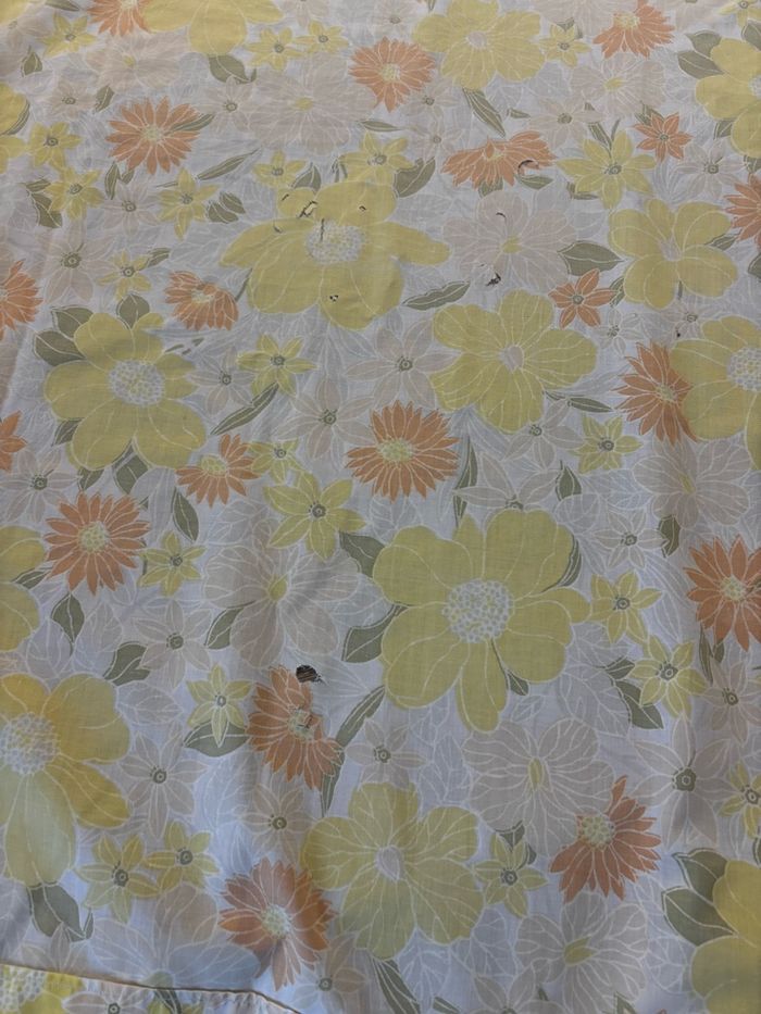 Vintage rétro drap plat coupon de tissu fleuri orange et jaune avec défauts - photo numéro 3