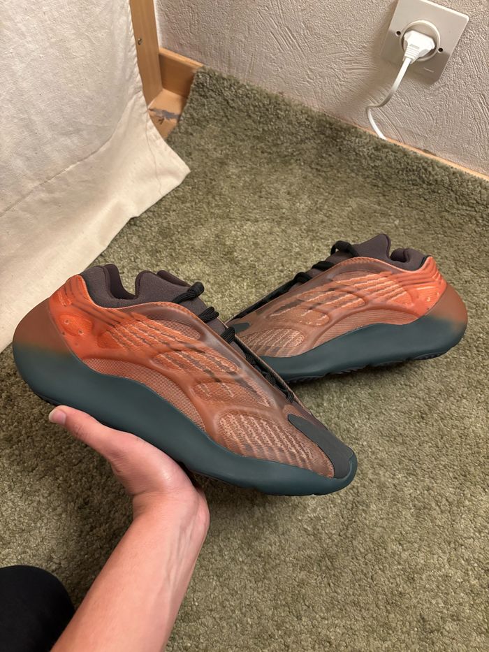 Yeezy 700 V3 Copper Fade - Taille 46