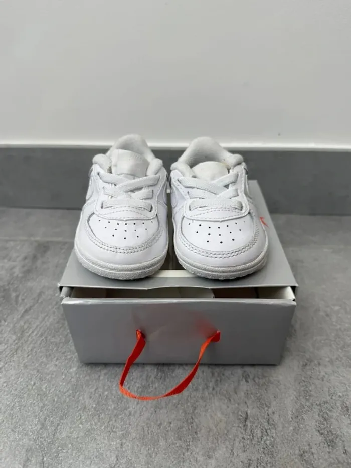 Baskets bébé unisexe Nike Air force blanches taille 18,5 super état - photo numéro 4